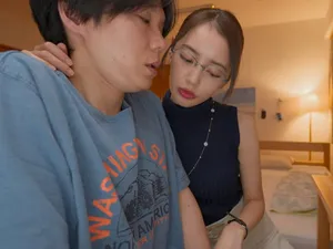 Cậu nhân viên làm tình quản lý nữ suốt đêm khi vào nhà trọ trú mưa