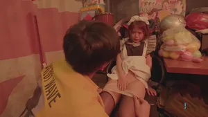Người mẫu trẻ hàng đầu mới nổi đã bị anh chàng xăm hình tàn phá. Cô ấy có một thân hình gợi cảm và một cái "của quý" lớn trong tư thế quan hệ 69 bằng miệng, và để cho anh chàng liếm lồn mình. Cô ấy bị tàn phá ở nhiều tư thế và biểu cảm của cô ấy thật là dâm đãng...