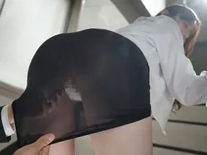 Cô vợ trẻ mê mẩn con cu của anh thợ massage